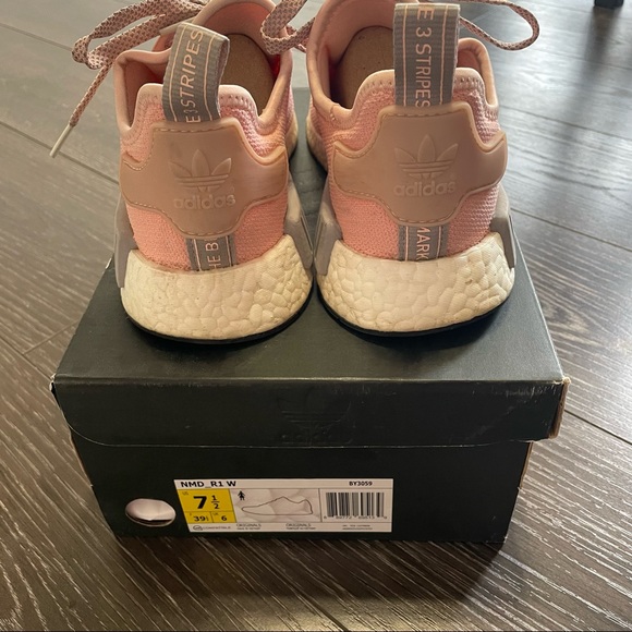 Adidas NMD R1 in Vapour Pink - Picture 4 of 5